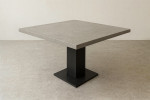 Restauranttafel met metalen poot 01